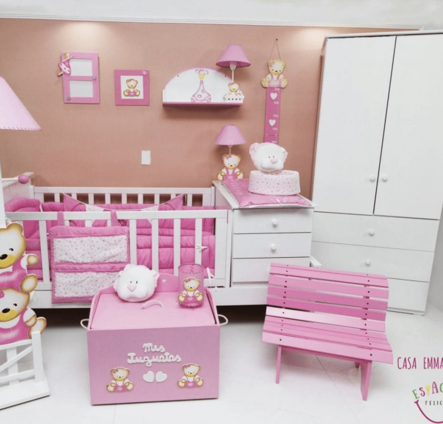 DORMITORIO AMERICANO: Cuna Funcional Americana laqueada + 1 PZA + Ropero + Colchon + Acolchado + Chichonera + Almohadon + Banderines