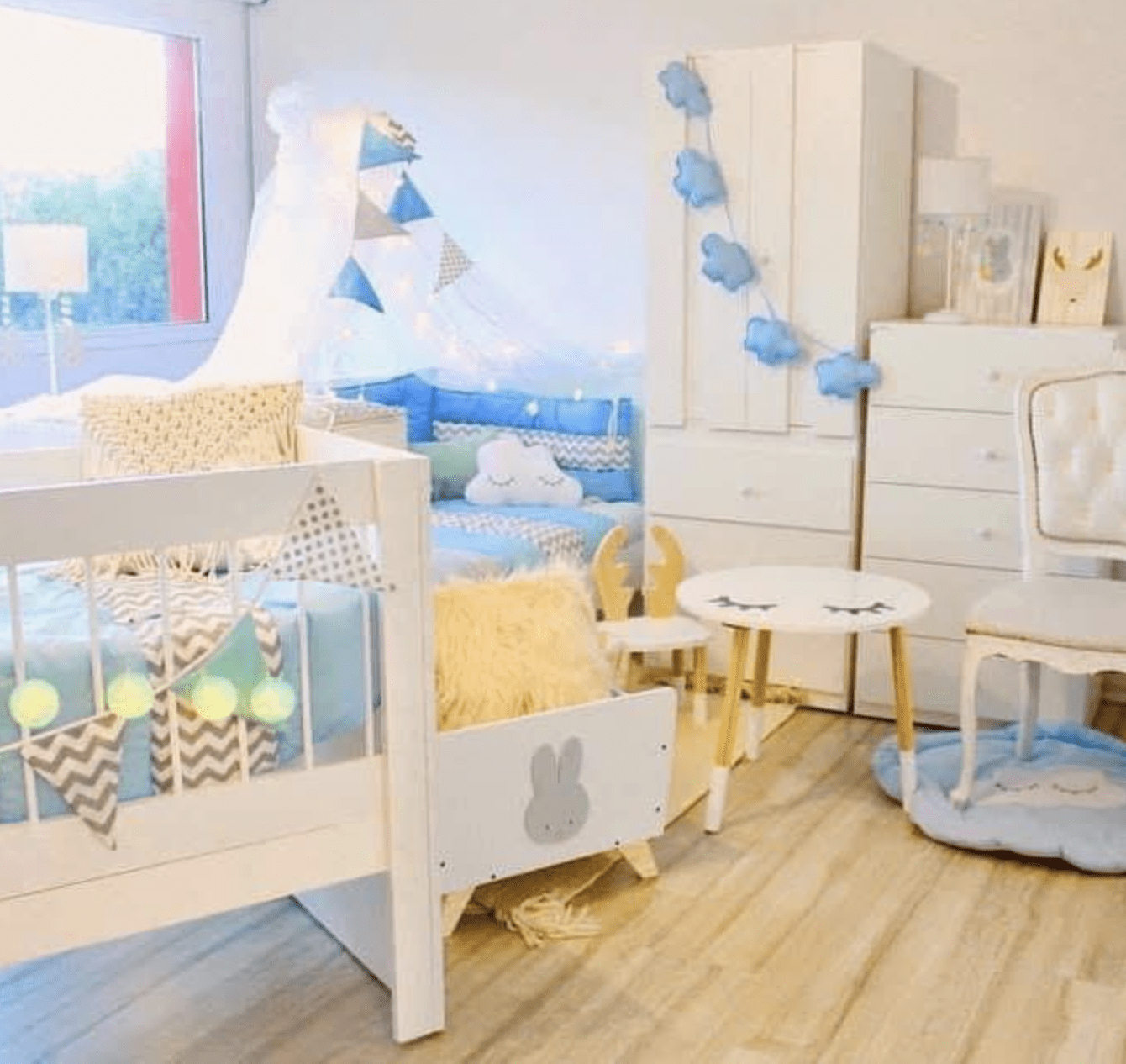 Dormitorio Completo “Clasico” MEGA PLUS: Cuna funcional + Ropero + Chiffonier + Colchon + Acolchado + Chichonera + Almohadon + Banderines + Cambiador semirrigido + Cuadrito deco + Velador.