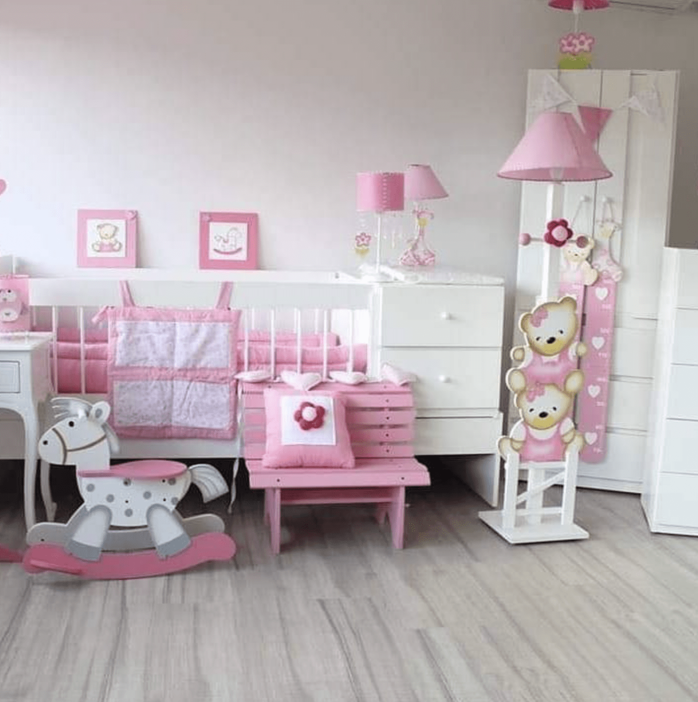 Dormitorio XXL:Cuna Funcional Ropero Chiffonier Colchón Acolchado Chichonera Almohada Banderines Bolsillero Cambiador Nido Con base y manta Sábanas Velador Cuadrito Portacosmetico Perchero Baúl juguetes